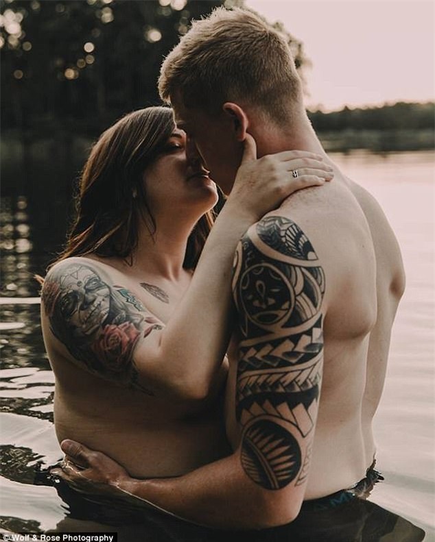 Tôn vinh tình yêu bằng bộ ảnh khỏa thân với chồng, cô gái lập tức bị công ty sa thải-2