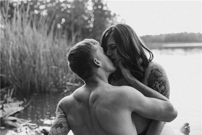 Tôn vinh tình yêu bằng bộ ảnh khỏa thân với chồng, cô gái lập tức bị công ty sa thải-3