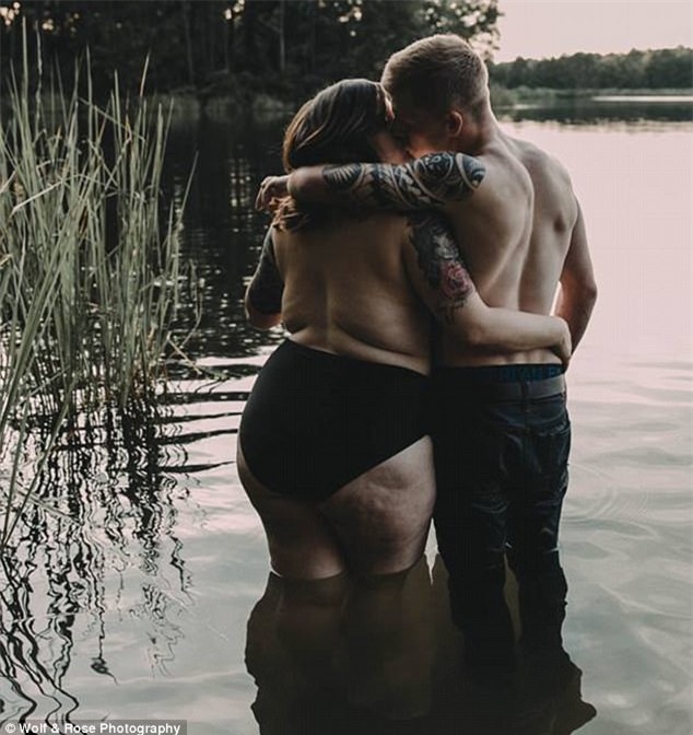 Tôn vinh tình yêu bằng bộ ảnh khỏa thân với chồng, cô gái lập tức bị công ty sa thải-5