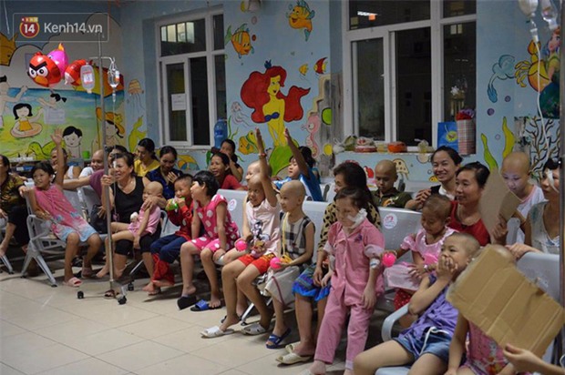 Công Phượng và đồng đội HAGL mang Trung thu ấm áp tới các bệnh nhân nhí ung thư - Ảnh 3.