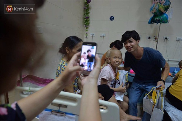 Công Phượng và đồng đội HAGL mang Trung thu ấm áp tới các bệnh nhân nhí ung thư - Ảnh 5.