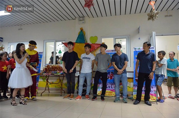 Công Phượng và đồng đội HAGL mang Trung thu ấm áp tới các bệnh nhân nhí ung thư - Ảnh 8.