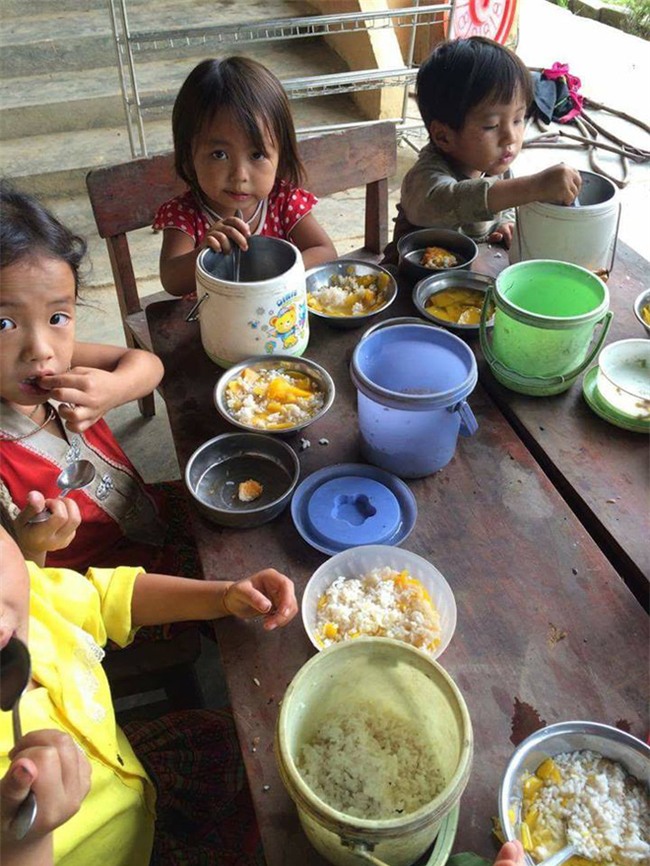 Nghẹn lòng trước câu chuyện về bữa cơm đạm bạc của những em bé vùng cao ngay ngày Trung Thu - Ảnh 1.