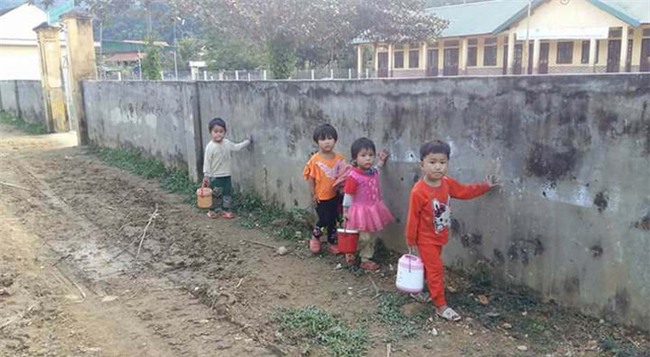 Nghẹn lòng trước câu chuyện về bữa cơm đạm bạc của những em bé vùng cao ngay ngày Trung Thu - Ảnh 3.