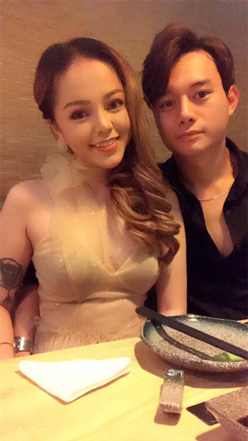 Sau nghi vấn chia tay, Anh Dũng tình tứ bên bạn gái nhân dịp kỉ niệm 300 ngày quen nhau - Ảnh 1.