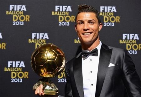 C.Ronaldo vừa mạnh dạn bán Quả bóng vàng để ủng hộ từ thiện