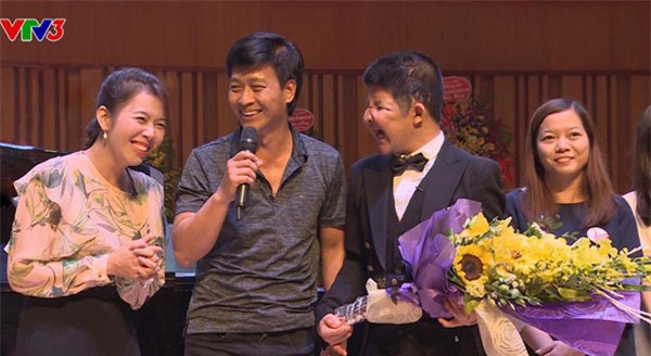  MC Diệp Chi hạnh phúc khi được đứng trên sân khấu cùng với diễn viên Quốc Tuấn và bé Bôm. 