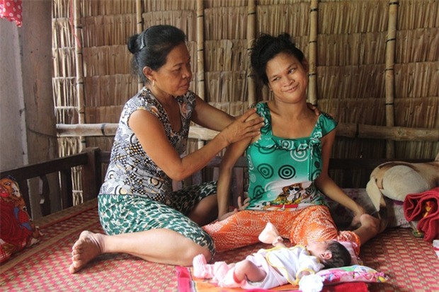 Cuộc sống đã có niềm vui của người mẹ điên sinh con gái vì bị hiếp dâm sau một tháng được mọi người giúp đỡ - Ảnh 14.