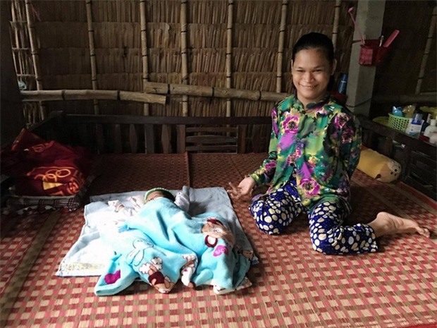 Cuộc sống đã có niềm vui của người mẹ điên sinh con gái vì bị hiếp dâm sau một tháng được mọi người giúp đỡ - Ảnh 2.