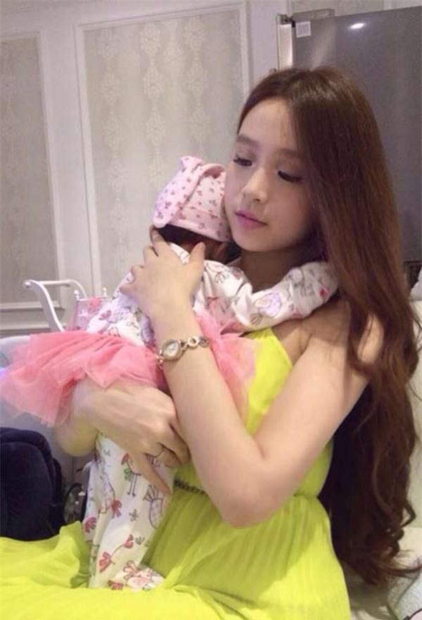 tuong chi khoe anh cho con bu "song ao", ai ngo huyen baby nhieu sua den bac si con choang - 3