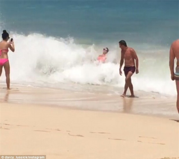 Hớn hở thả dáng chụp hình bên bờ biển, cô gái bị sóng đánh ngã sấp mặt xuống cát - Ảnh 3.