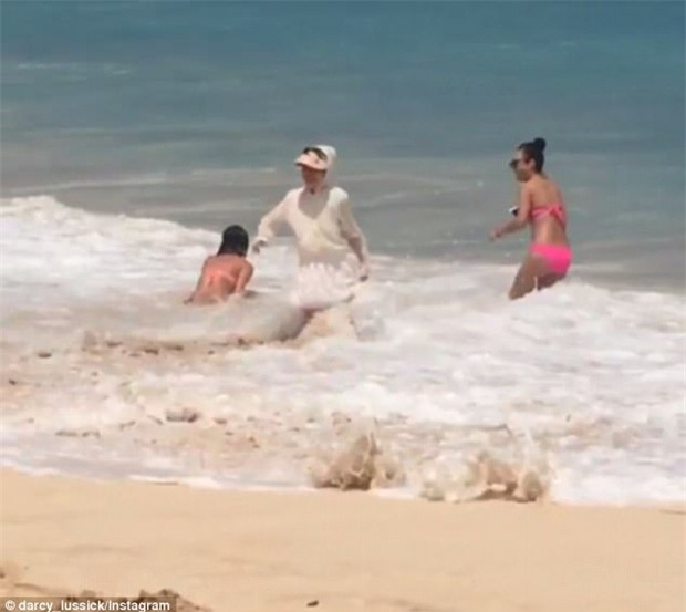 Hớn hở thả dáng chụp hình bên bờ biển, cô gái bị sóng đánh ngã sấp mặt xuống cát - Ảnh 4.