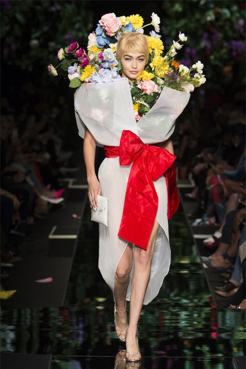 Ngang nhiên mượn thiết kế của Moschino nhưng bó hoa Tiêu Châu Như Quỳnh lại kém sắc trầm trọng - Ảnh 7.