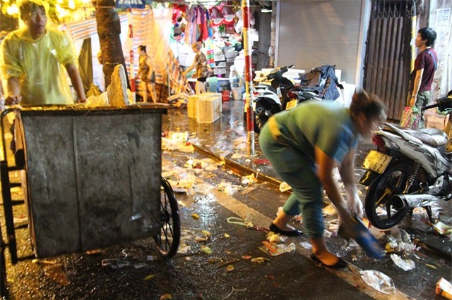 chuyen chua ke ve nguoi chong thu gom rac giup vo tai pho co sau dem trung thu - 3