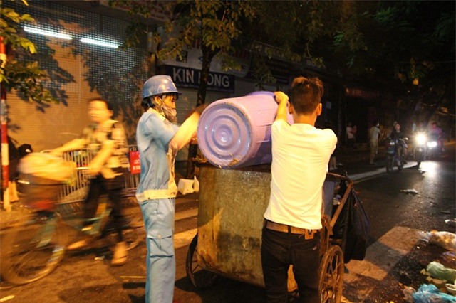 chuyen chua ke ve nguoi chong thu gom rac giup vo tai pho co sau dem trung thu - 4