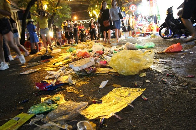 chuyen chua ke ve nguoi chong thu gom rac giup vo tai pho co sau dem trung thu - 6