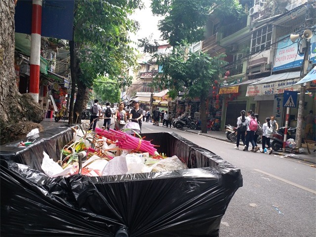 chuyen chua ke ve nguoi chong thu gom rac giup vo tai pho co sau dem trung thu - 8