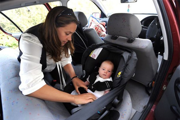 Câu chuyện 2 em bé an toàn trong chiếc xe bẹp dúm: Dành thêm 2 phút cho con để không phải hối hận cả đời - Ảnh 4.