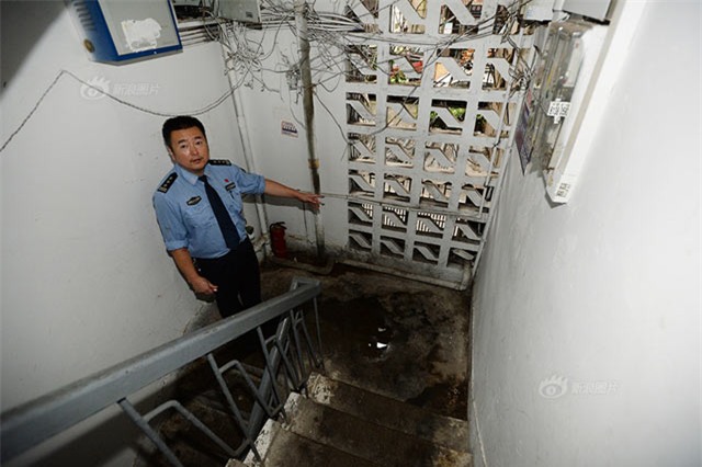 nguoi dan hoang hot thay san phu ngat xiu ben 2 con sinh doi con day ron - 1