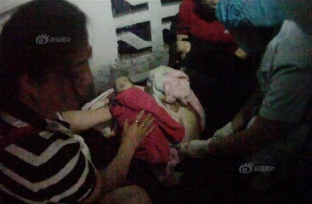 nguoi dan hoang hot thay san phu ngat xiu ben 2 con sinh doi con day ron - 2