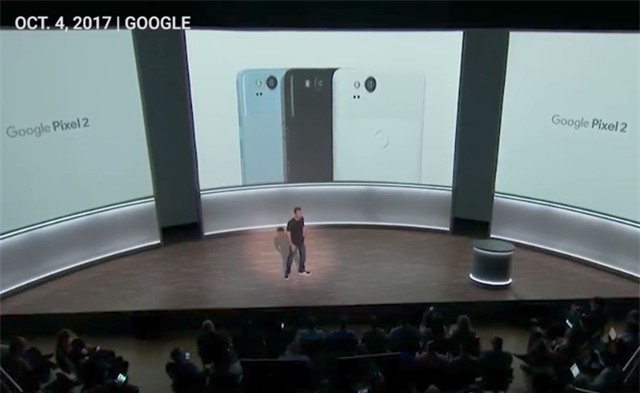Về lựa chọn màu sắc trên thiết bị, Google giới thiệu 3 màu là Xanh, Đen, và Trắng rõ ràng. Đây là câu nói móc dành cho những nhà sản xuất không có tùy chọn màu trắng cho thiết bị của mình, trong đó bao gồm Apple.