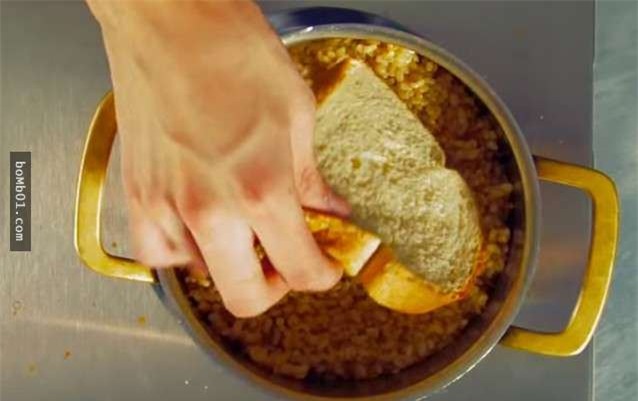 Đặt bát nước lạnh vào nồi cơm chỉ 2 phút thôi, kết quả chẳng thể nào tuyệt vời hơn - Ảnh 2.