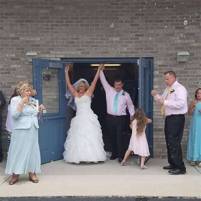 Trong hôn lễ, chú rể bảo cô dâu nhường chỗ cho một người, cô nghẹn ngào đứng sang một bên - Ảnh 10.