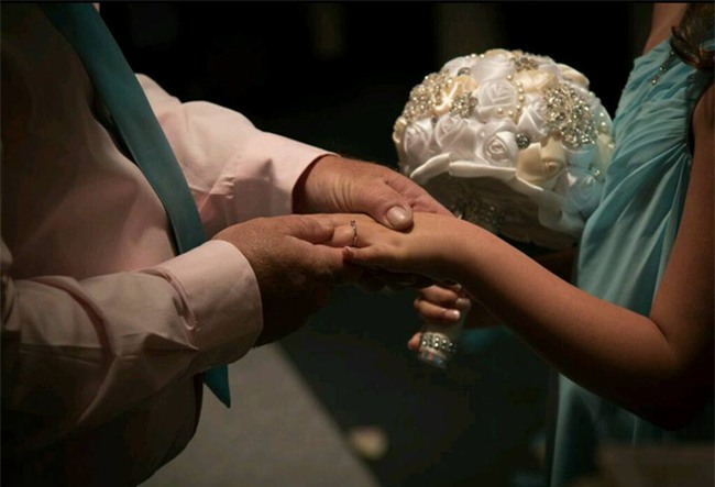 Trong hôn lễ, chú rể bảo cô dâu nhường chỗ cho một người, cô nghẹn ngào đứng sang một bên - Ảnh 5.