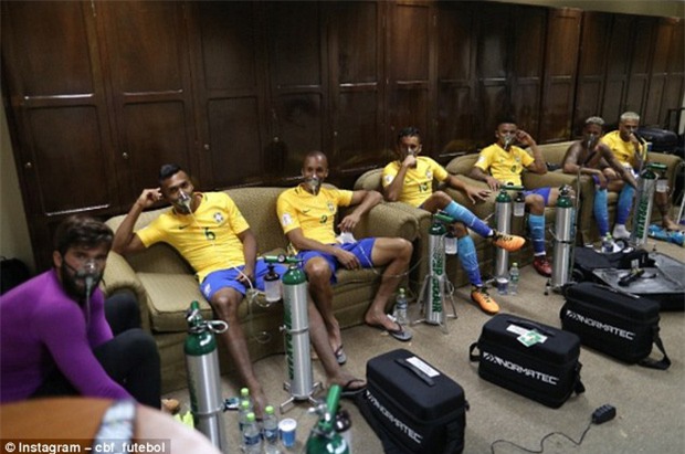 Neymar và đồng đội tuyển Brazil phải thở oxy sau trận hòa Bolivia - Ảnh 6.