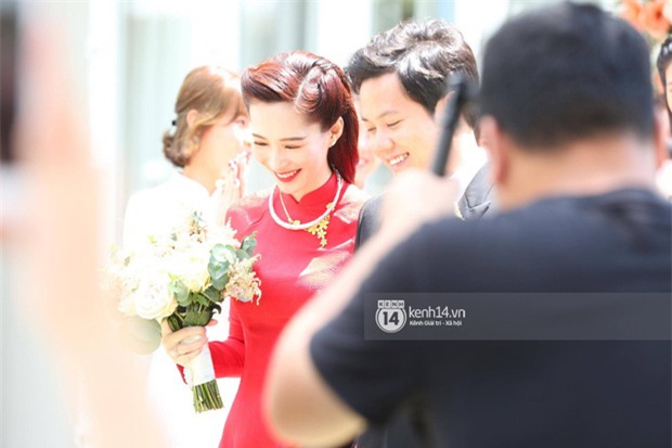 Diện áo dài đỏ rực, cô dâu Thu Thảo tiếp tục đốn tim fan bằng nhan sắc vô cùng rạng rỡ và xinh đẹp - Ảnh 5.