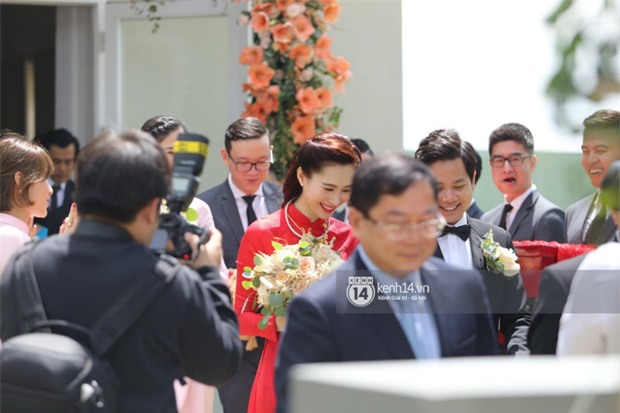 Diện áo dài đỏ rực, cô dâu Thu Thảo tiếp tục đốn tim fan bằng nhan sắc vô cùng rạng rỡ và xinh đẹp - Ảnh 1.