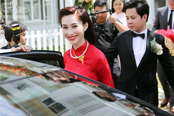 Cô dâu Đặng Thu Thảo nắm tay chú rể Trung Tín cười rạng rỡ hạnh phúc-4