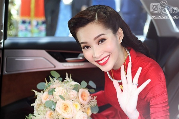 Cô dâu Đặng Thu Thảo nắm tay chú rể Trung Tín cười rạng rỡ hạnh phúc-5