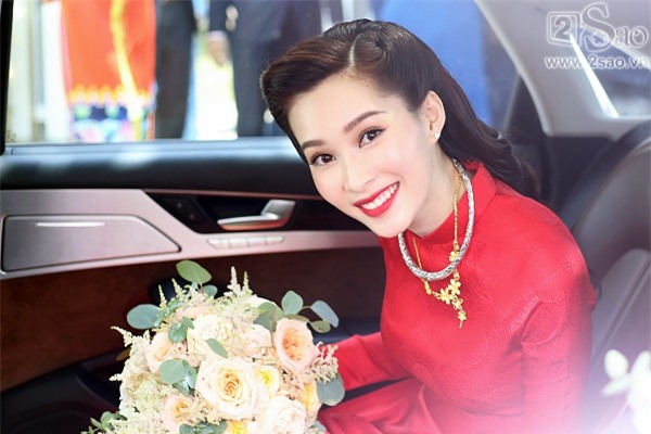 Cô dâu Đặng Thu Thảo nắm tay chú rể Trung Tín cười rạng rỡ hạnh phúc-6