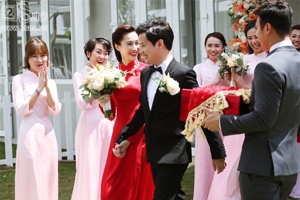 Cô dâu Đặng Thu Thảo nắm tay chú rể Trung Tín cười rạng rỡ hạnh phúc-2
