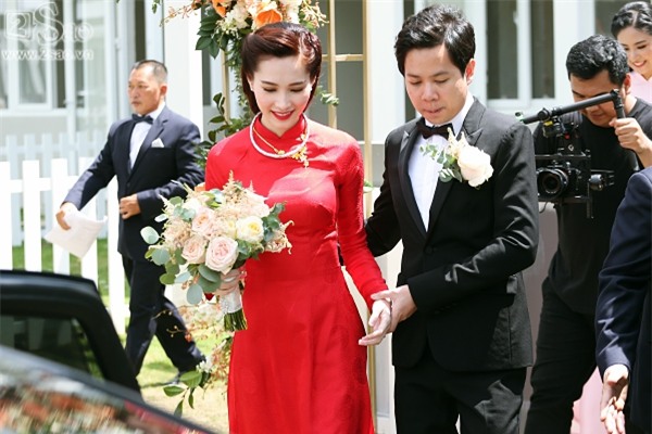 Cô dâu Đặng Thu Thảo nắm tay chú rể Trung Tín cười rạng rỡ hạnh phúc-3