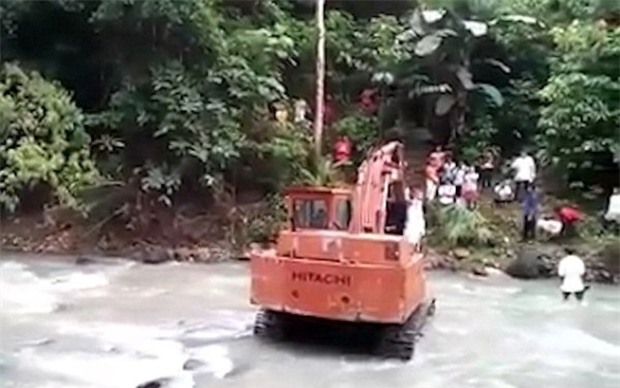 Video: Nước dâng cao chắn lối, cặp uyên ương dùng máy xúc vượt suối về nhà trong đám cưới - Ảnh 3.