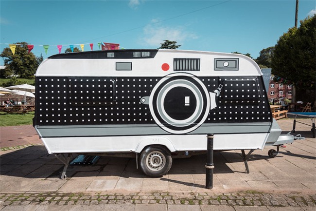 Anh chàng này đã biến một chiếc xe thành máy ảnh khổng lồ, bạn nhìn sẽ muốn được chụp ngay - Ảnh 1.