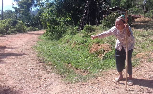 Mẹ Lá đang chỉ về con đường mới sau khi giành phần đất của mình để làm