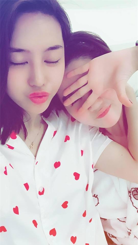 ngoc trinh, linh chi mac vay do khoe nguc day hut mat tren xe 12 ty hinh anh 8