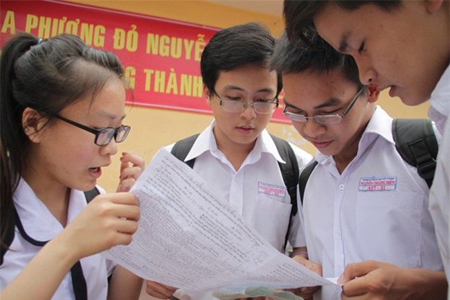 Cam nam nu ngoi canh nhau: Hoc sinh noi co, hieu truong bao khong hinh anh 1