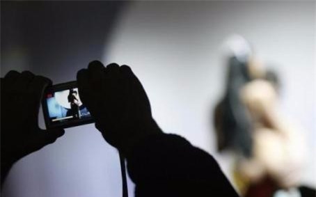 mang anh khoa than tinh dich di “beu” khap xom, nguoi phu nu nhan "ket dang" - 1