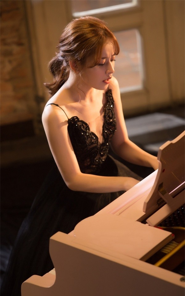 Tưởng nâng ngực nhưng thực tế Chi Pu đã tập những bài tập này để cải thiện vòng 1 lép xẹp