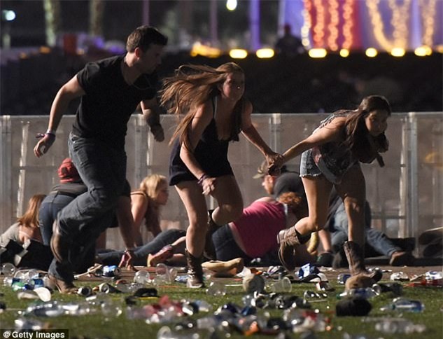 Không chỉ lấy thân làm lá chắn trong vụ xả súng Las Vegas, chàng trai này còn có hành động khiến nhiều người khâm phục - Ảnh 4.