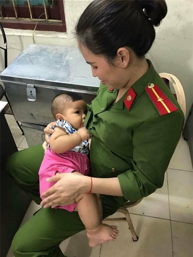 chau be 7 thang bi me bo roi, nu canh sat cho bu sua ngay tai tru so cong an - 1