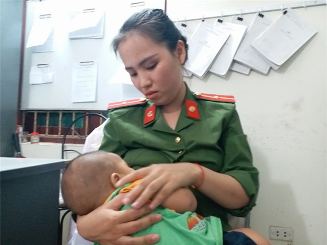 chau be 7 thang bi me bo roi, nu canh sat cho bu sua ngay tai tru so cong an - 3