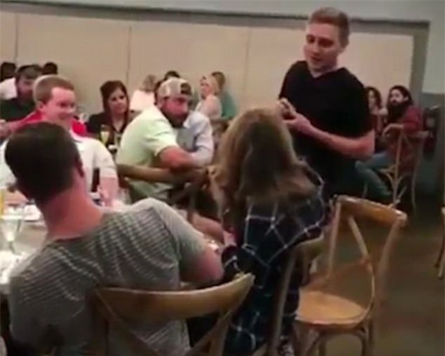 gia vo cau hon ban gai giua noi dong nguoi, chang trai vach tran bo mat that cua nguoi yeu - 1