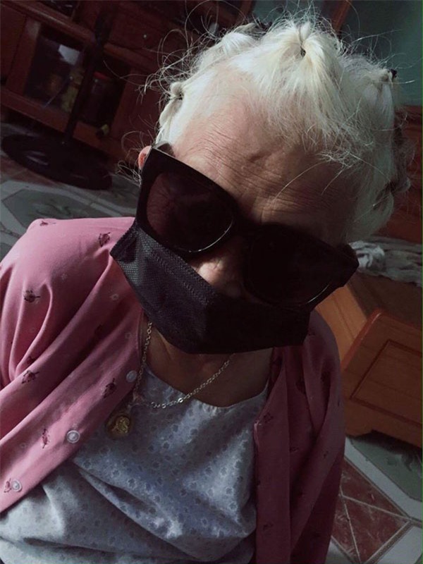Thêm một bà ngoại xì tin hết nấc: 82 tuổi vẫn selfie dù đang bó bột-1