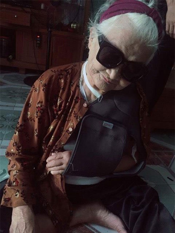 Thêm một bà ngoại xì tin hết nấc: 82 tuổi vẫn selfie dù đang bó bột-2