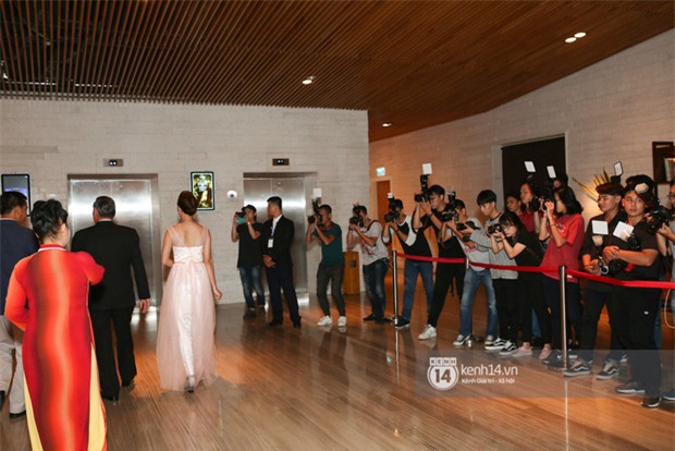 Clip: Người nhà Thu Thảo mang rào chắn tạo khoảng cách với phóng viên, an ninh đám cưới được thắt chặt tuyệt đối - Ảnh 2.